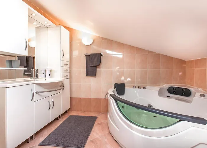 3 Bedroom Awesome In Apartament *