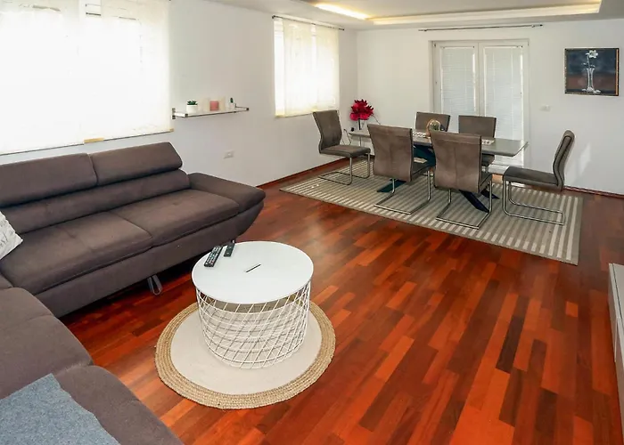 3 Bedroom Awesome In Apartament *