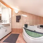3 Bedroom Awesome In דירה *