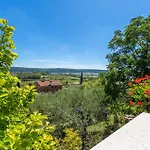 3 Bedroom Awesome In דירה