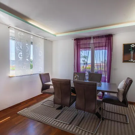 Apartma 3 Bedroom Awesome In *