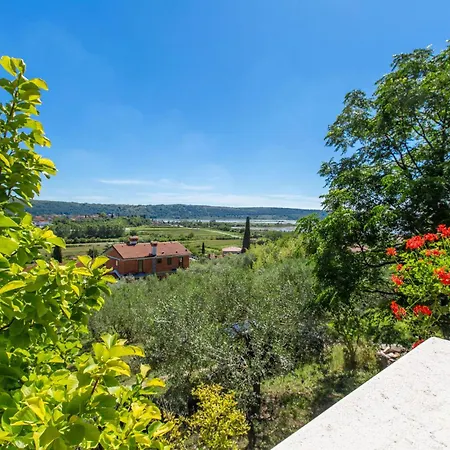 3 Bedroom Awesome In Apartamento