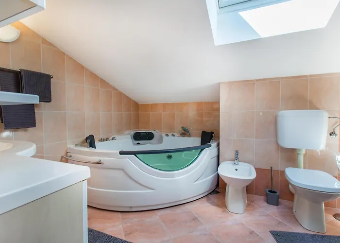 Апартаменты 3 Bedroom Awesome In Сечовле