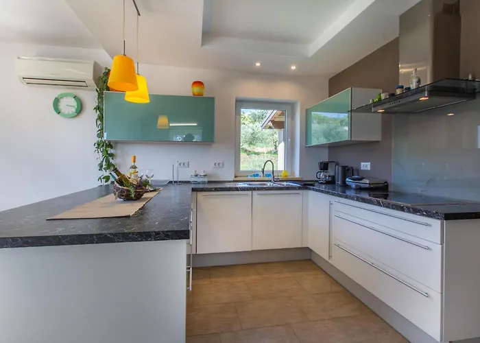 3 Bedroom Awesome In * Сечовле