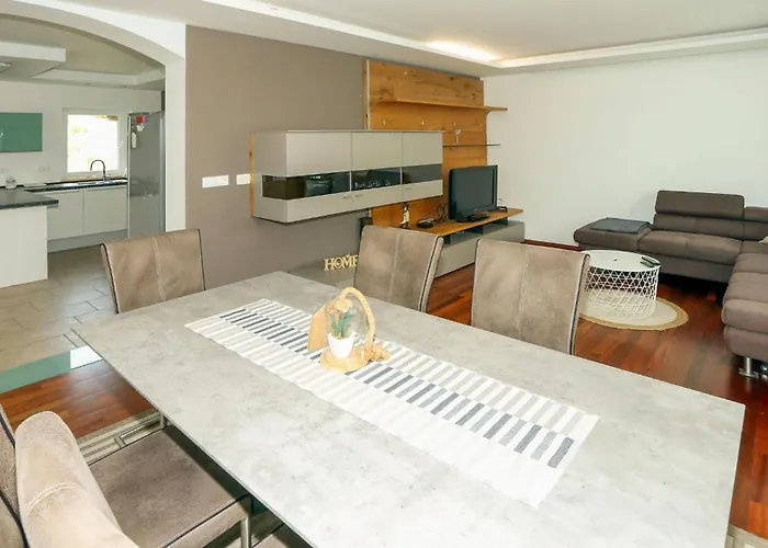 Апартаменты 3 Bedroom Awesome In