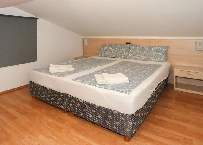 Апартаменты 3 Bedroom Awesome In Сечовле